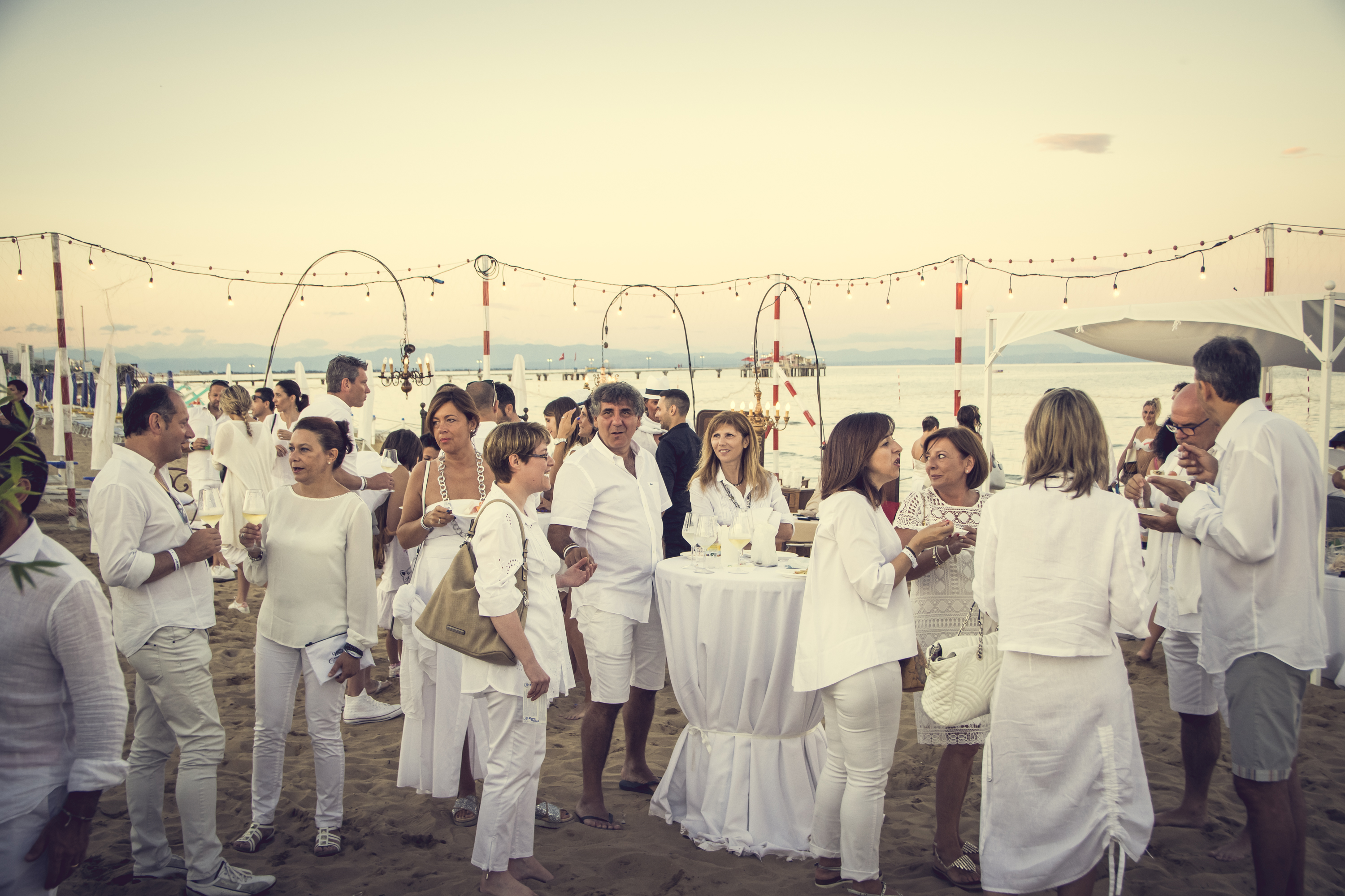 300 persone alla “One Night Beach”, la cena in bianco organizzata dal Tenda Bar sulla spiaggia di Lignano Pineta
